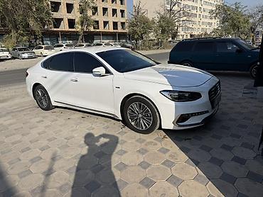 toyota aventis: Белый седан бизнес-класса с динамичным дизайном и просторным салоном — 3