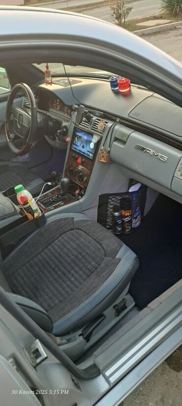 Mercedes-Benz: Mercedes-Benz E-Class (W210) sedan - Gümüş rəng, 4 qapı - Ön dəyirmi — 17