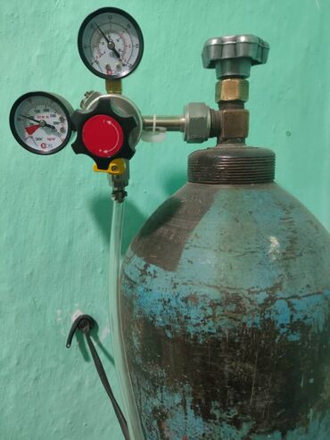 набор инструментов для работы с кожей: Баллон с углекислым газом (CO2) с редуктором и манометрами -