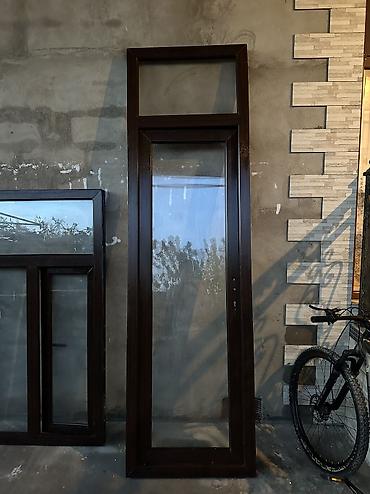 plastik bocka: 2 qapı, 1 pəncərədir. Və rəngi koyu meşə gedir Qapinin ölçüləri — 1