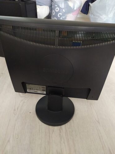 Modemlər və şəbəkə avadanlıqları: Masaüstü kompüter seti Tərkib: - Samsung LCD monitor (təxminən 19" –