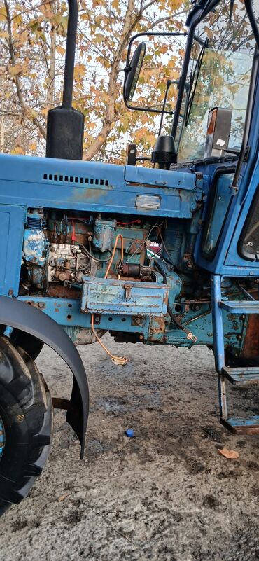 Traktorlar: Mavi rəngli tam kabinli təkərli kənd təsərrüfatı traktoru — 8