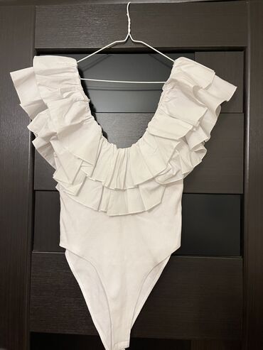 Baletkalar: Zara body bluz tezedir geyilmeyib 
L razmerdir — 2