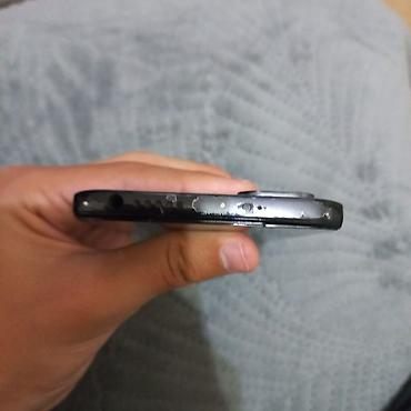 note 3: Смартфон редми нот 11 с тонким корпусом и плоскими гранями. На корпусе — 3