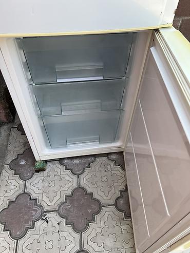 mini refrigerator: Холодильник Samsung, двухкамерный, белый, с нижним морозильником — 3