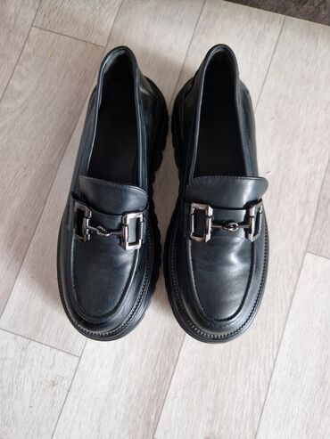 кожаные лоферы: Туфли 40, цвет - Черный