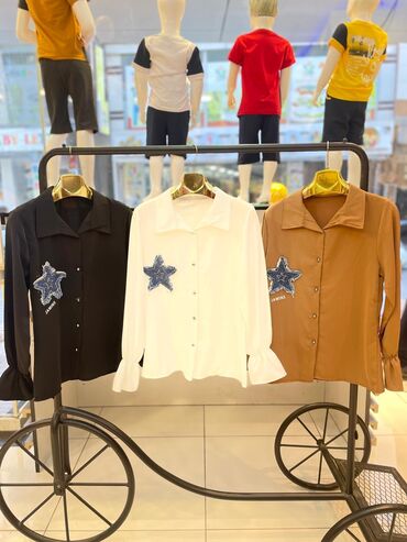 Digər üst geyimləri: Mağaza vitrinindən kişi və qadın geyimləri kolleksiyası - Kişi — 14