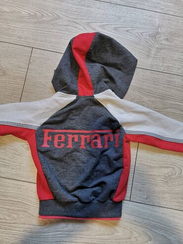 decija garderoba nis: Deciji Ferrari duks 800 din
Za uzrast od godinu dana
Obucen jedanput