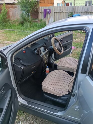 Toyota: Toyota ist: 2004 г., 1.5 л, Автомат, Бензин, Хетчбек