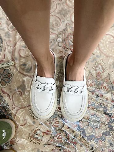 Другая женская одежда: Вся обувь 38 размера в очень хорошем состоянии Джинсы 26;27 размер — 8