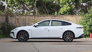 Dongfeng: Dongfeng : 2025 г., Электромобиль — 11