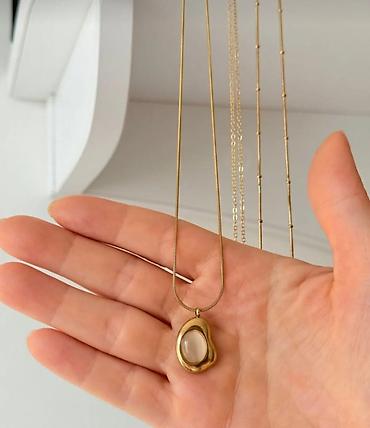 Bijuteriya: Minimalist boyunbağı – üzvi formalı kulon - Rəng: qızılı - Stil — 3