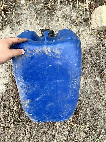 seyf qapisi: Mavi plastik kanistrlər (bidonlar) - Həcmi: təxmini 20–30 litr - — 4