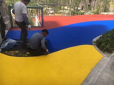 дожд: Покрытия для спортивных и детских площадок (резиновая бесшовная — 3
