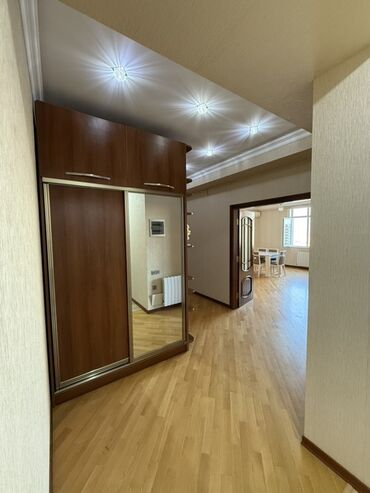 Uzunmüddətli kirayə mənzillər: Mənzilin təqdimatı - Geniş və işıqlı salon: iri panoram pəncərə — 2