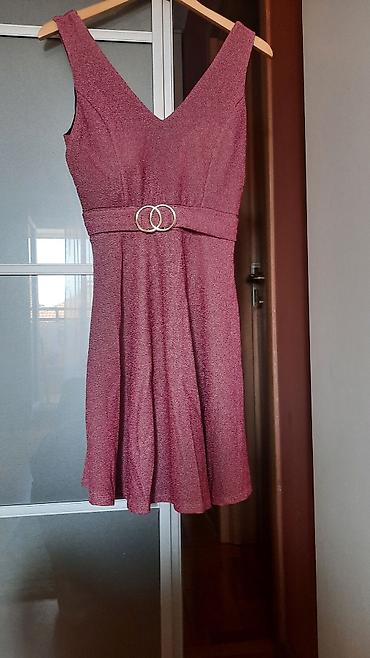 slicne haljine: Elegantna kratka haljina bez rukava u puder‑roze/boji maline sa — 2