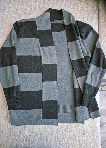 kolej jaket: Boz çalarlı zolaqlı kardiqan - Parça: Yumşaq, incə toxumalı trikotaj; — 2