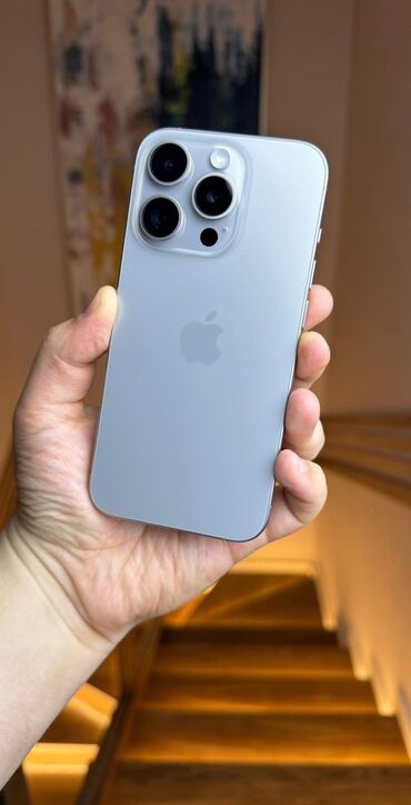 Apple iPhone: IPhone 15 Pro, Б/у, 256 ГБ, Natural Titanium, Зарядное устройство, Защитное стекло, Кабель, 90 %