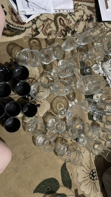 Посуда: Предлагается набор различной посуды, включающий круглые и квадратные — 15