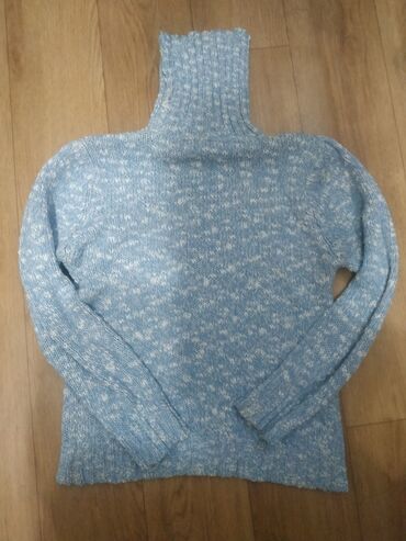 вязанная наволочка на подушку в Кыргызстан: Теплый вязанный свитерок голубого цвета с белыми вкраплениями. Размер