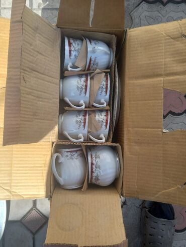 Наборы посуды: Набор разнообразной кухонной утвари, включающий эмалированные — 17