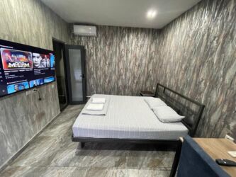 дом кайназарова: Студия, Душ кабинасы, Жаздык, жууркан-төшөк каптары, Кондиционер