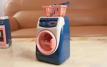 roze kosulja: Mini veš mašina za igru 🧺 Zabavna igračka koja imitira pravu veš — 1