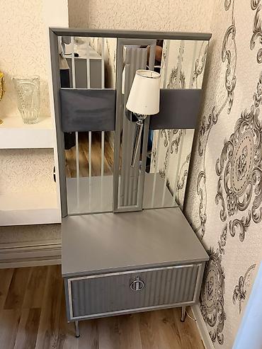 işci masa: Gümüşü rəngli /komod masası –2 eded birlikde 150azn. Güzgülü arxa — 2