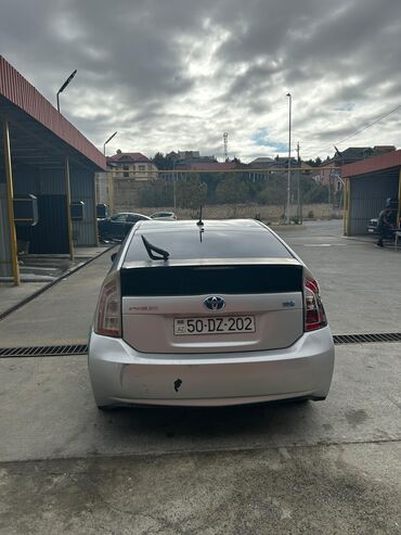 Toyota: Toyota Prius Hybrid – gümüş rəng, sedan/hatchback kuzov. Texniki və — 4