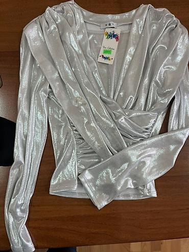 luze o: Srebrna sjajna bluza sa dugim rukavima i preklopljenim V-izrezom — 1
