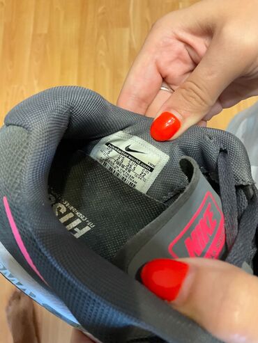 Xanim ucundur Nike firmasi original. Avropada olanda alınıb. Ayağa