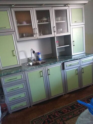 �������� �� 12 ���������������� в Бишкек | КОМПЛЕКТЫ СТОЛОВ И СТУЛЬЕВ: Продаю стол в хорошем состоянии 5 табуретов, за 10 000 а кухонный шкаф