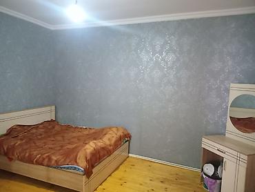 3 otaqlı ev – interyer mebel ilə - Geniş zal: klassik naxışlı divar lalafo.az -da 3 otaqlı ev – interyer mebel ilə - Geniş zal: klassik naxışlı divar