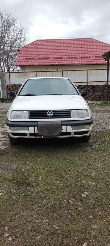 Volkswagen Vento: 1992 г., 1.8 л, Механика, Бензин, Седан