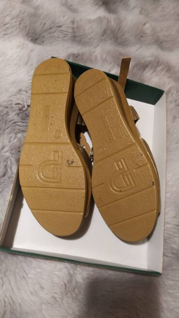 Γυναικεία είδη Υπόδησης: Σανδάλια.

Πολύ άνετα και μαλακά. Μέγεθος 38 — 5