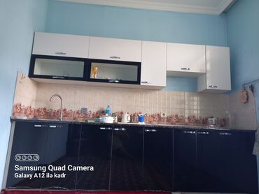 rakovina azerbaycan dilinde: Ağ və qara rənglərdə olan bu mətbəx mebeli dəsti, mətbəxiniz üçün