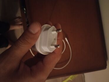 Şarj cihazları: Simsiz şarj cihazı Apple, 20 Vt, İşlənmiş
