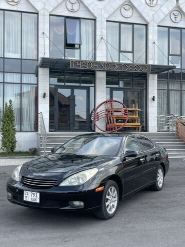 руль на виндом: Черный седан Tayota оснащенный бензиновым двигателем и автоматической