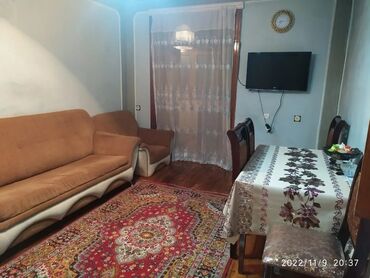 köhnə tikili bina evleri: Əşyalı 1 otaq 2 yə düzəlib.
Zabitlər evinin arxası poçtun binası