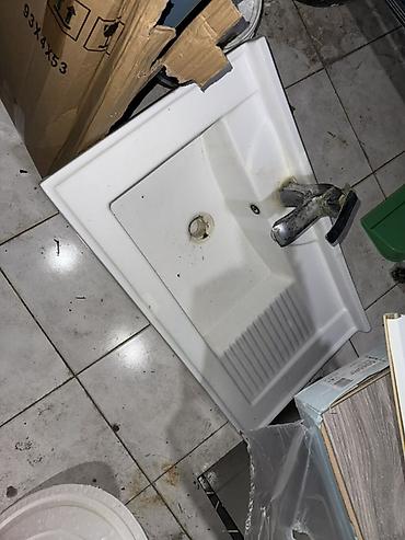 dəmir skaf: Satılır: Qara şüşə fasadlı hamam dolabı (asılqan tipli) - Üst hissə — 6