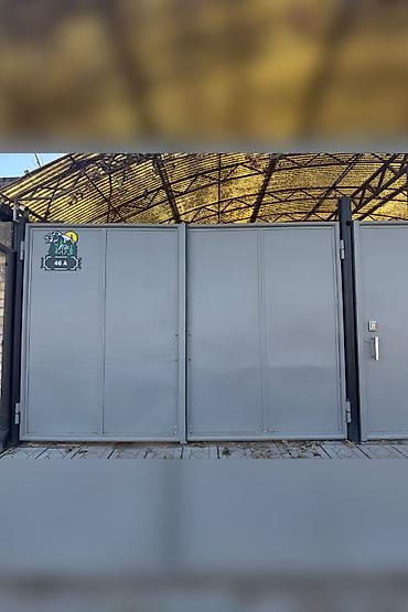 Распашные ворота: Металлические распашные ворота с калиткой ( колёсика для удобного — 1