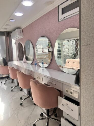 Salon masaları: Makiyaj üçün masa, Güzgülü