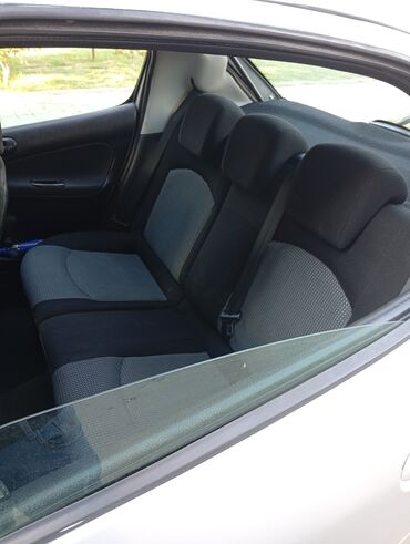 Peugeot: Peugeot 206 – gümüş rəngli, 4 qapılı hetçbek. Xarici: - Kompakt və — 4