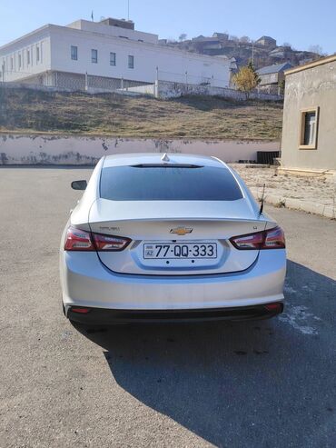 Chevrolet: Chevrolet Malibu – gümüş rəngli sedan Xüsusiyyətlər: - Geniş və rahat — 7