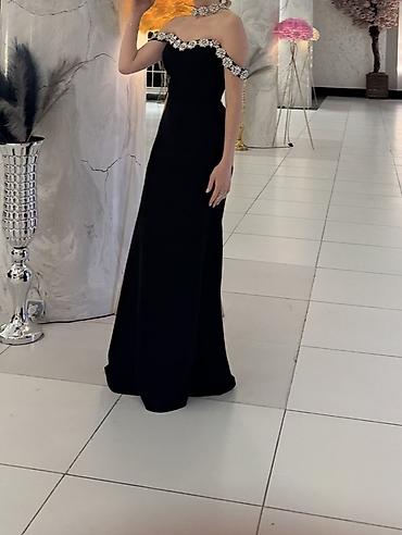 Qadın geyimləri: Qara rəngli zərif gecə libası - Model: çiyinləri açıq, “off-shoulder” — 2