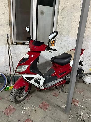 марсель: Срочно продаю Скутер/мопед, красно‑белый, дорожный 27000 сом — 1