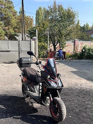 top riding: Скутер спортивного стиля с обвесом и высоким ветровым стеклом — 1