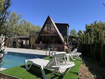 hövsanda: Qəbələ A-frame tipli dağ mənzərəli bağ evi – şəxsi həyət və hovuzla — 8
