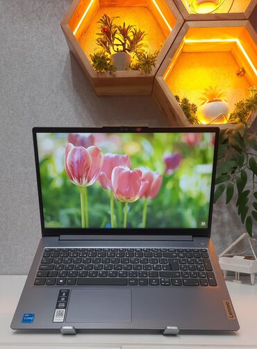 diz üstü notbuk: İşlənmiş Lenovo IdeaPad, 15.6 ", Intel Core i3, 256 GB