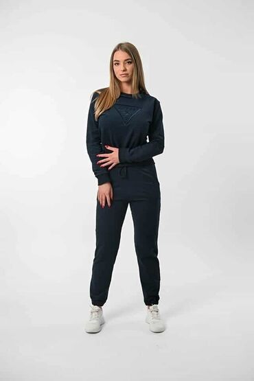 Gornji i donji deo: Zenske trenerke
S M L XL XXL
vezen znak Cena 2800 din. NABAVKA — 25